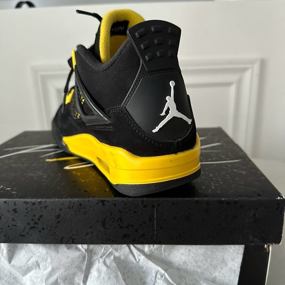 Jordan 4 yellow thunder size 5.5Y or 6.5W - Picture 4 of 4